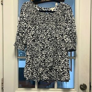 Short sleeve black and white blouse